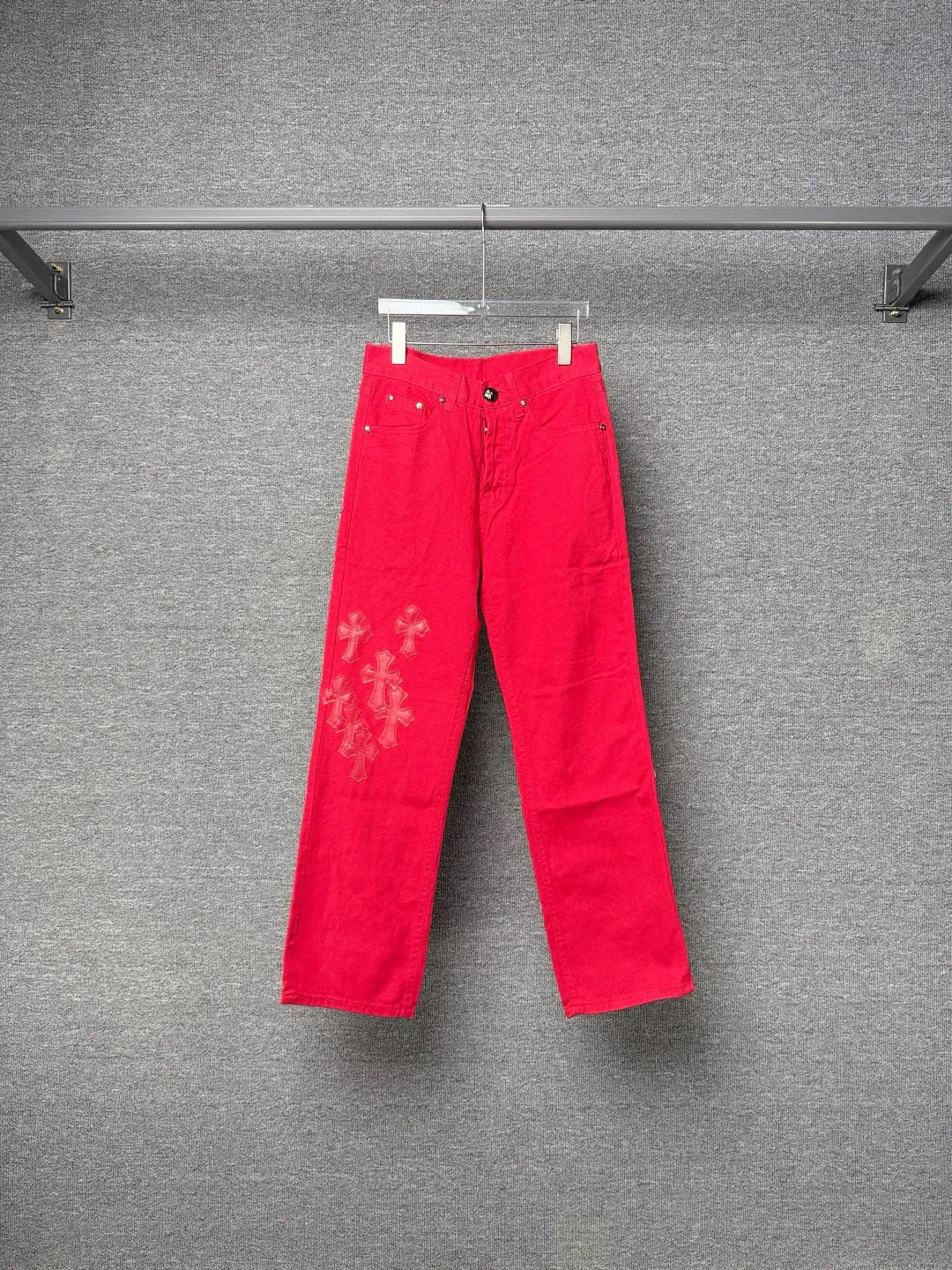 P270 💰 (Top version) CHROME HEARTS 25ss dopamine Chinese red cross leather washed jeans - Full of exploring the ultimate in fashion, Chrome Hearts' new Chrome Hearts pants not only present a unique style, the fresh ice blue color looks particularly youthful and energetic. The mid-high waist design is paired with a lazy and casual style, which not only shows long legs but also maintains a casual feel. It is a must-have fashion choice for trendy men and trendy women. Color: Dopamine Red Size: 28-30-32-34 (corresponds to S-M-L-XL)